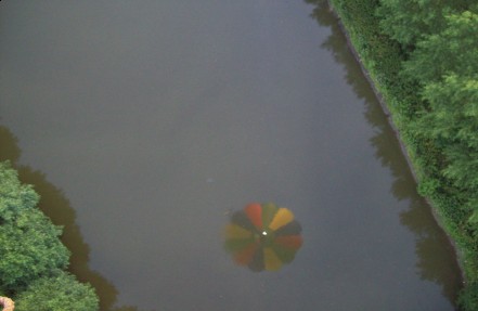 Le petit jeu des photographes consiste à saisir le moment magique où le reflet du ballon est visible sur les pièces d'eau survolées